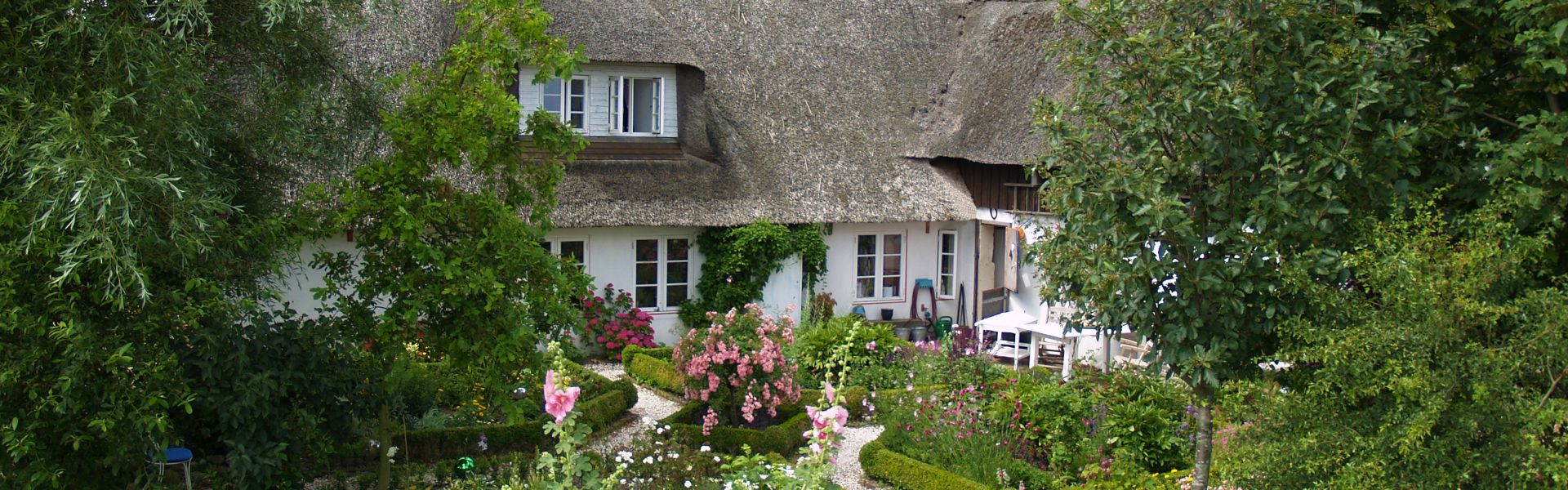 Katja Just im eingang ihres Hauses